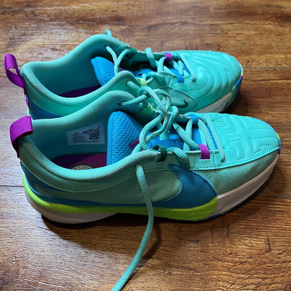 Nike - Picture 2 of 6